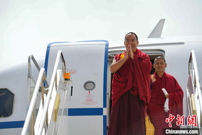 7月30日，班禅乘飞机抵达拉萨，开启2021年在西藏的各项佛事及社会活动。<a target='_blank' href='http://www.chinanews.com/'><p  align=