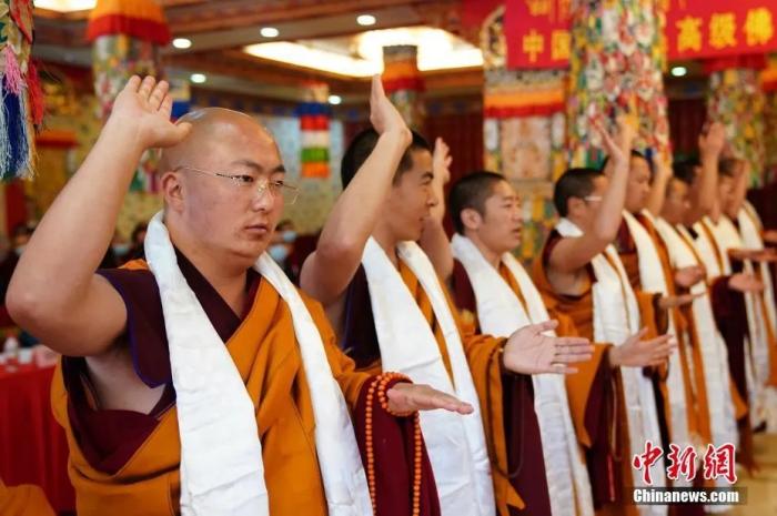 资料图：2020年11月4日，藏传佛教第十六届“拓然巴”高级学衔获得者进行传统的“三声欢呼”仪轨。<a target='_blank' href='http://www.chinanews.com/'><p  align=