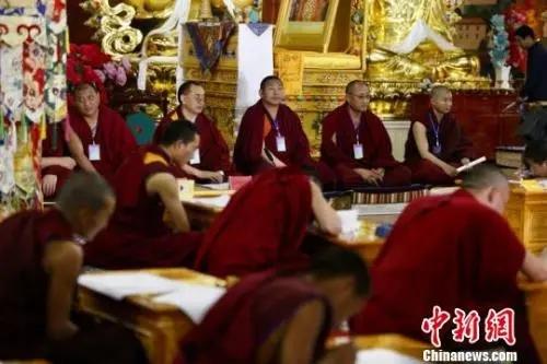 资料图：藏传佛教“智然巴”“禅然巴”学衔考试现场。　胡贵龙 摄