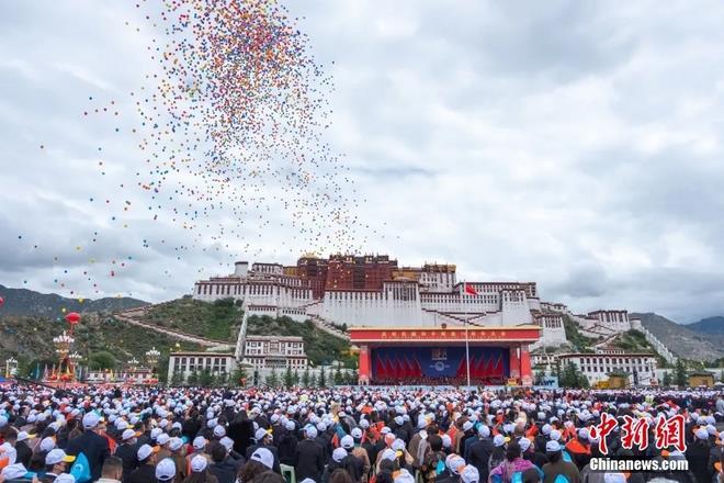 资料图：8月19日，西藏各族各界干部群众2万多人欢聚在拉萨布达拉宫广场，热烈庆祝西藏和平解放70周年。<a target='_blank' href='http://www.chinanews.com/'><p  align=