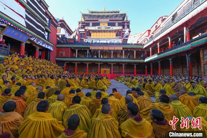 10月26日，班禅在扎什伦布寺多加大院参加“嘎钦”学位立宗答辩，全寺僧人齐聚一堂，共同见证这一殊胜时刻。<a target='_blank' href='http://www.chinanews.com/'><p  align=