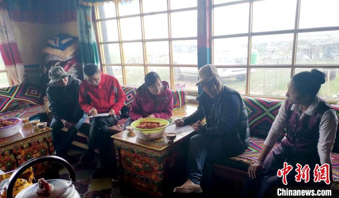 图为综合考察团团社区调查组在牧民家中。西藏那曲市林业和草原局供图