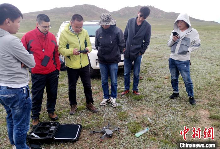 图为综合考察团在保护区动物调查中投入使用无人机。西藏那曲市林业和草原局供图