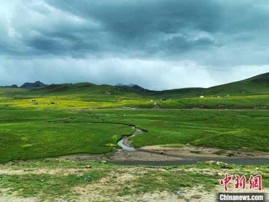 自2005年启动三江源生态保护和建设工程以来，果洛州共治理黑土滩315.11万亩，使果洛州生态环境15年来得到明显好转。　孙睿 摄