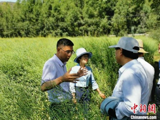 图为九三学社青海省委主委杜德志(左一)在基层调研。受访者供图