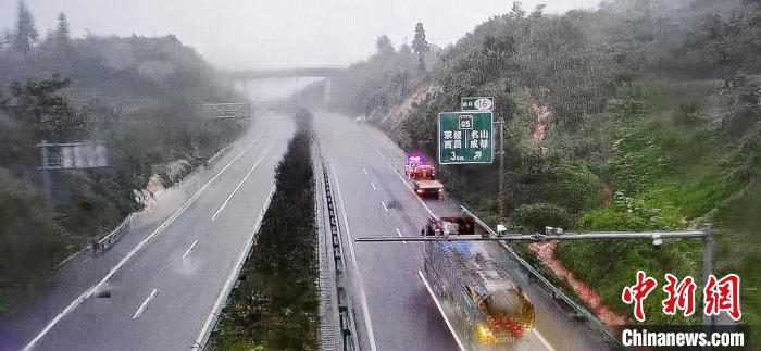 四川多地发布强降雨地灾预警转移民众42993人