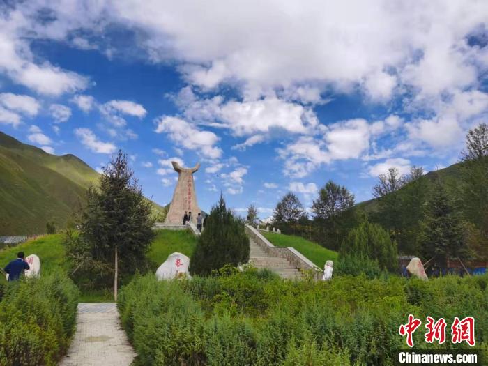 图为三江源自然保护区纪念碑。　青海省文化和旅游厅供图