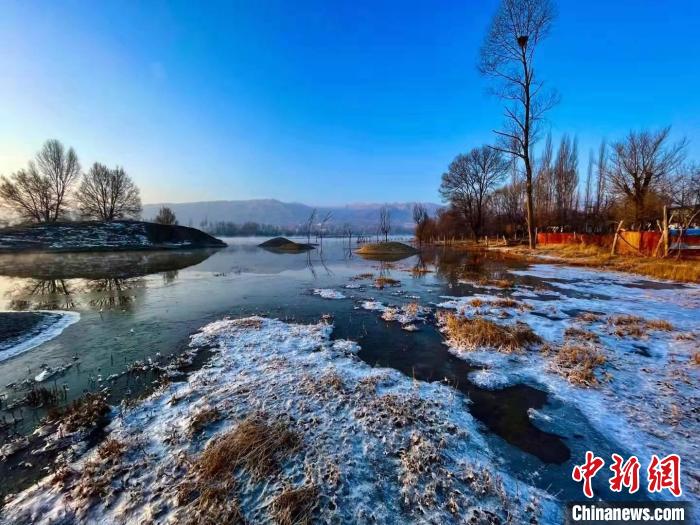 青海黄河岸畔：冰凌在河面作画，幽静美丽