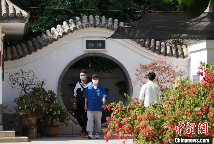 图为市民在西宁园林植物园内观花赏景。　马铭言 摄