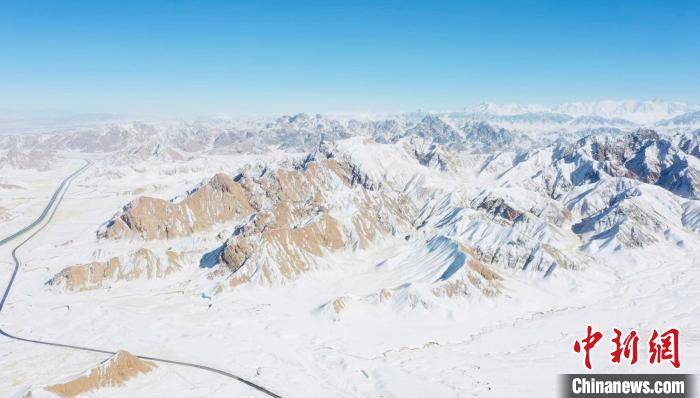 图为无人机航拍高原雪景。　都兰县融媒体中心供图
