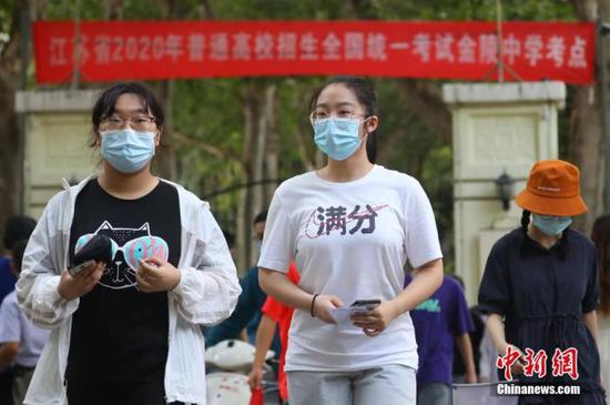 资料图：2020年7月6日，江苏南京一处考点，高考考生看完考场后走出考点。 中新社记者 泱波 摄