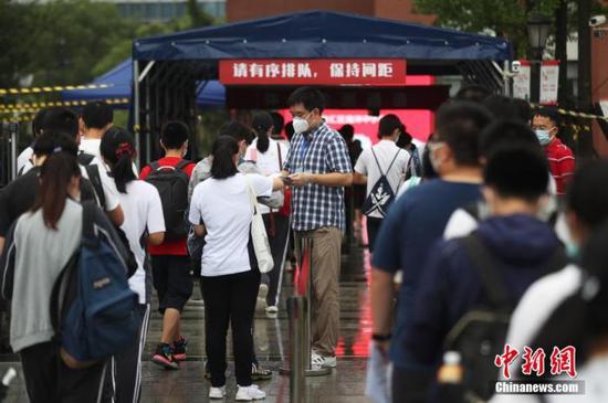 资料图：2020年7月，上海考生步入高考考场。张亨伟 摄