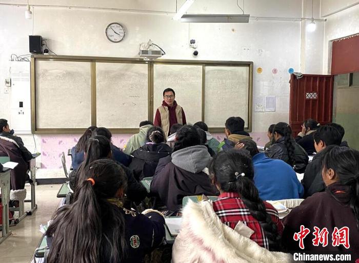 四川壤塘：“80后”藏族中学老师免费为学生辅导功课6年