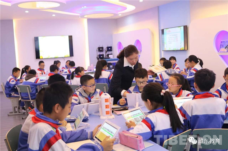 图为昌都市实验小学的未来教室.jpg