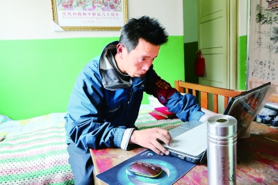宋玉刚老师认真地在电脑上查资料。西藏商报记者 卢明文摄影.jpg