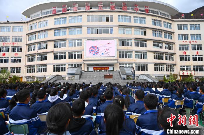 图为昌都市第五高级中学全体学生参加授课。　赵朗 摄