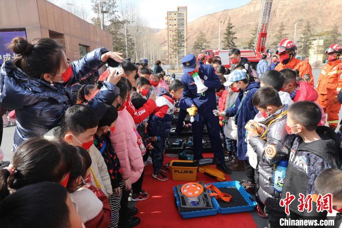 图为小朋友们听消防员讲解消防器材。　杨龙建 摄