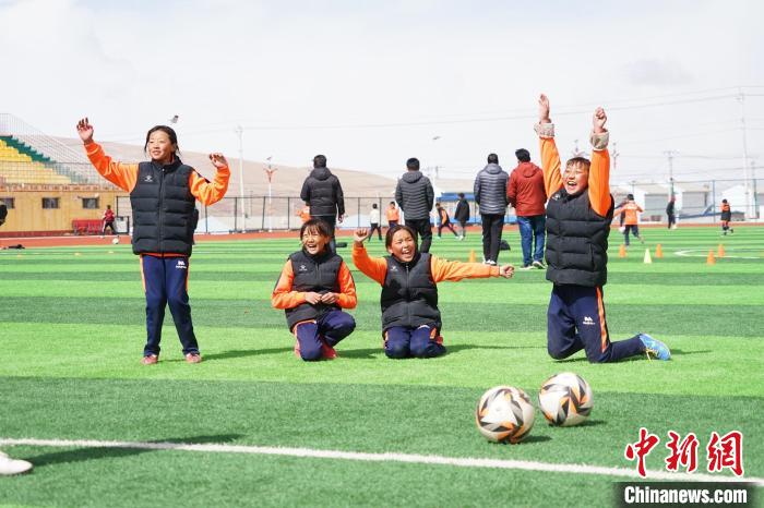黄河源头青海曲麻莱开设青少年足球训练营