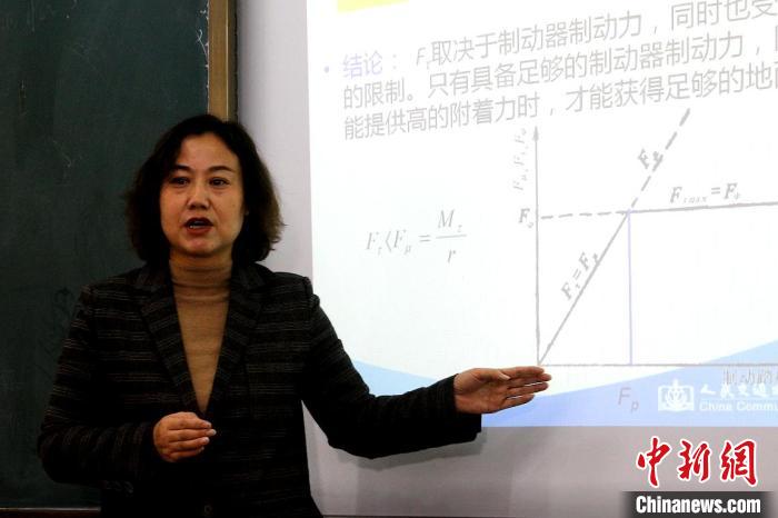 图为李富香给学生上理论课。(资料图) 青海省教育厅供图