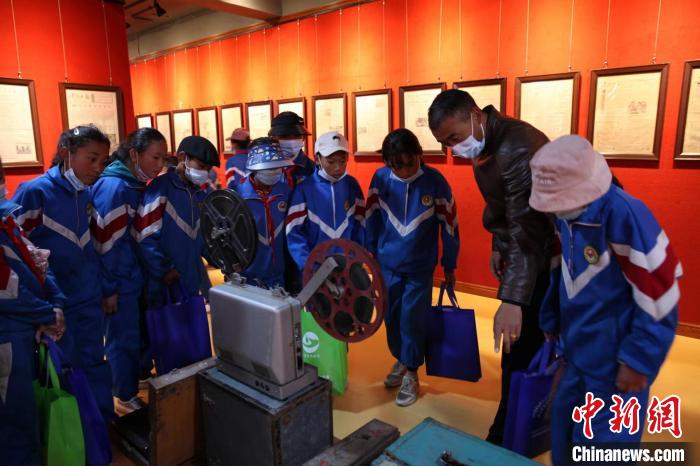 资料图为玉树市第四完小学生参观铸牢中华民族共同体意识主题展。　胡贵龙 摄