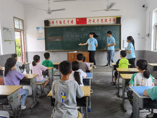 小学生牵手大学生 “混龄组团”共成长