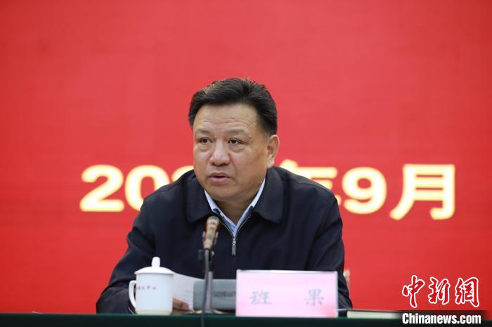 图为青海省委常委、统战部部长班果出席会议并讲话。　胡贵龙 摄