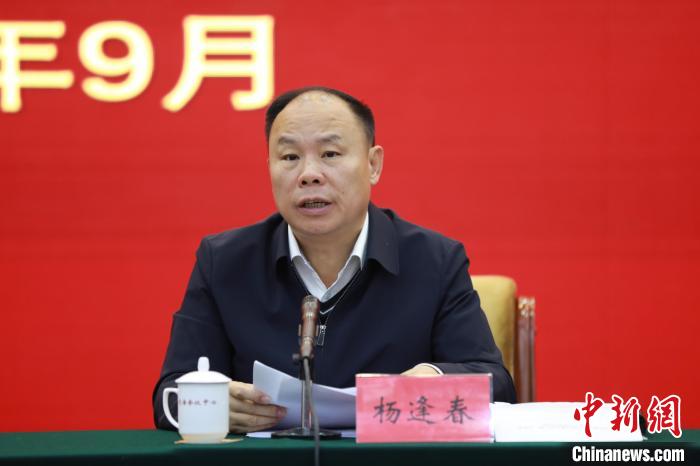 图为青海省副省长杨逢春主持会议并讲话。　胡贵龙 摄