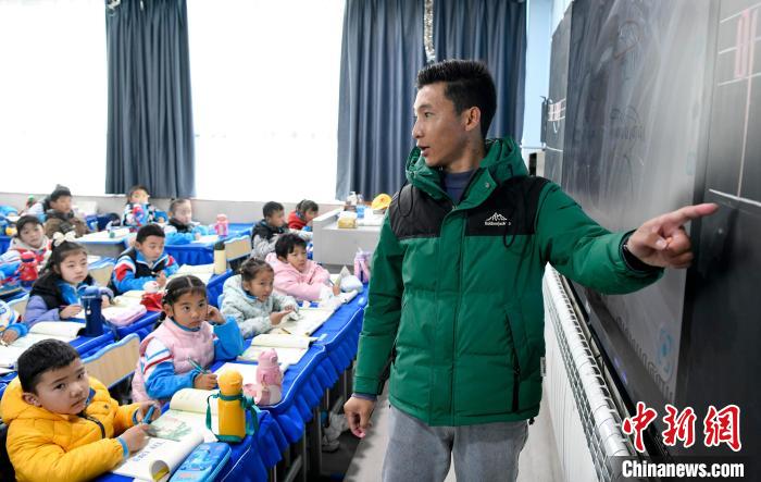 3月14日，西藏拉萨市第一小学藏语文老师拉巴次仁在课堂上。　李林 摄