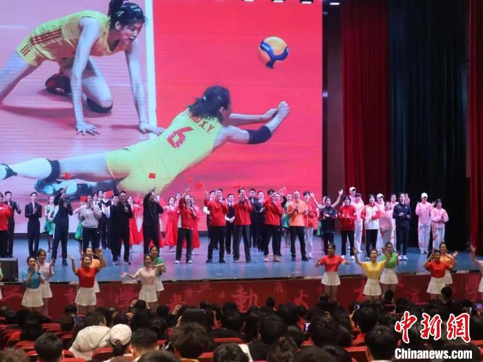 2023年全国青少年女排集训闭幕式现场。　天津体育学院供图