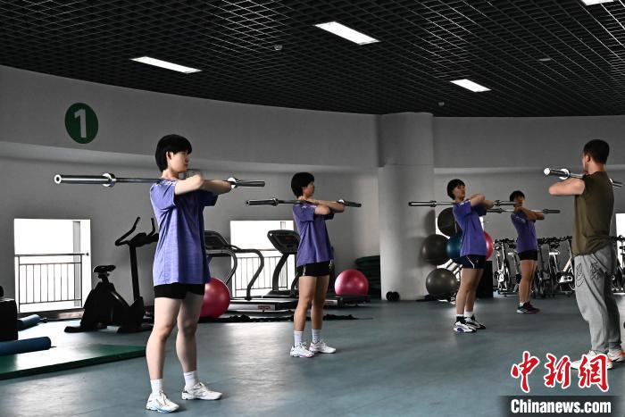 图为全国青少年女排在天津进行集训。　天津体育学院供图