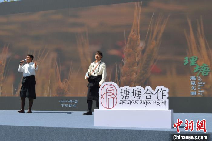 “康巴汉子”现场献唱。　朱凌捷 摄