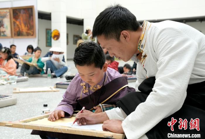西藏拉萨:小朋友体验唐卡绘制过“六一”