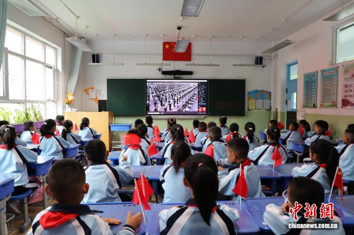 青海西宁:小学生“零距离”接受国防教育