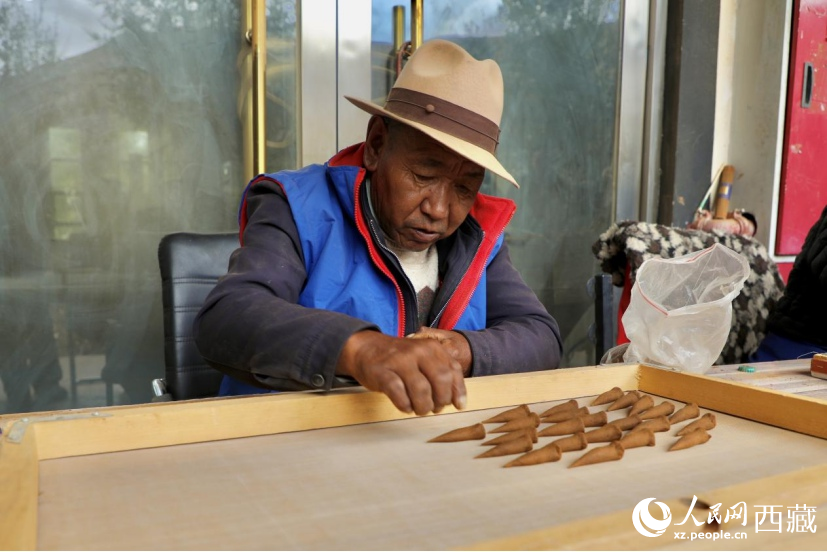 圖為手藝人正專注地揉捏香泥。人民網記者次仁羅布攝