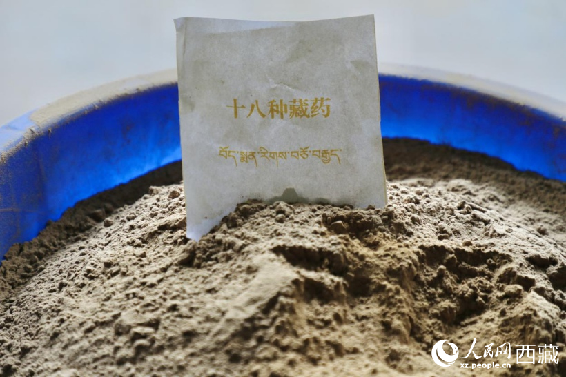 圖為將十八種藏藥材打磨成粉。人民網記者次仁羅布攝