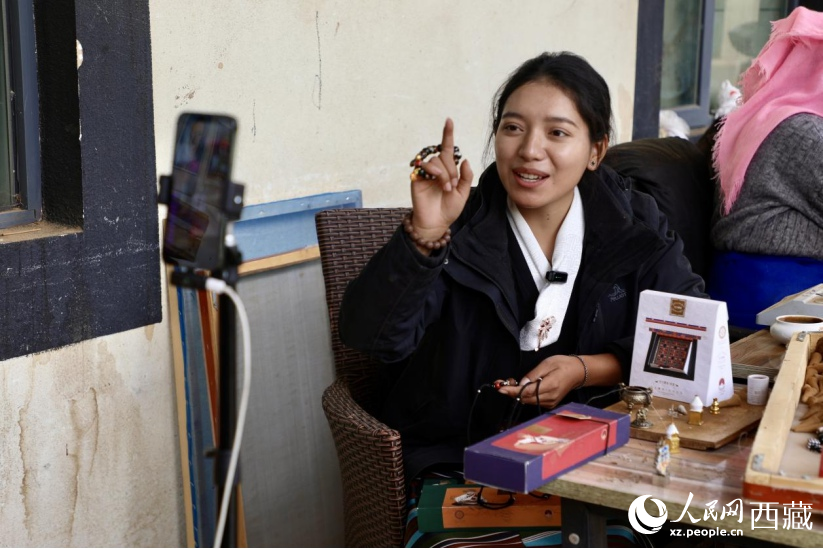 圖為高校畢業生返鄉就業,在藏香工廠內進行電商直播。人民網記者次仁羅布攝