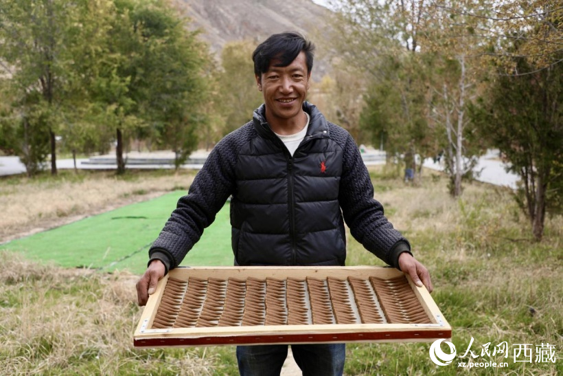 圖為藏香工廠內就業的村民。人民網記者次仁羅布攝