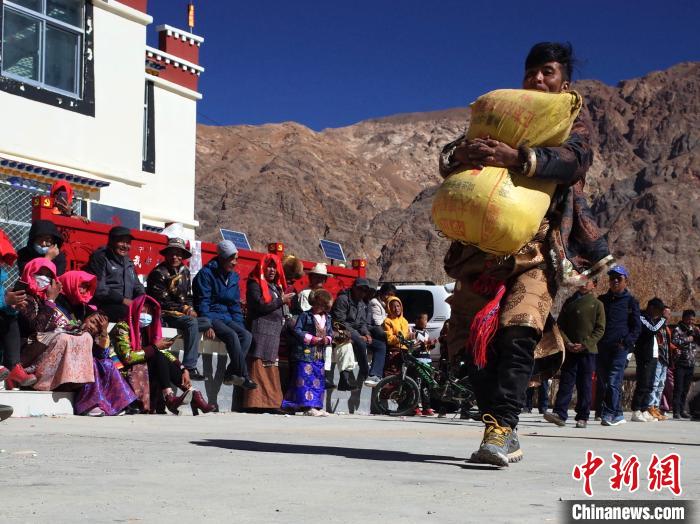 图为阿里地区噶尔县典角村的村民运动会，图中男子进行的项目是“抱石头” 谢牧 摄