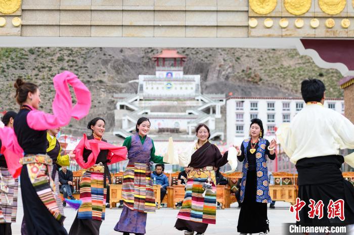图为西藏昌都市洛隆县易地搬迁安置点阿托卡小康示范新村村民载歌载舞庆脱贫(资料图)。　何蓬磊 摄