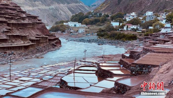 资料图为芒康千年古盐田。 <a target='_blank' href='http://www.chinanews.com/'><p  align=