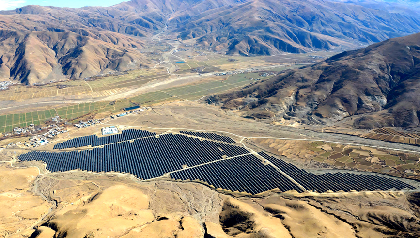 雅鲁藏布江畔,光伏“蓝海”覆盖昔日沙丘。人民网记者 吴雨仁摄