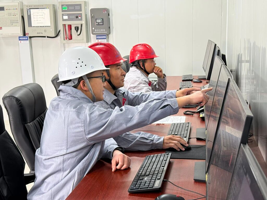 在项目控制室内,技术人员实时监测光伏矩阵的运行数据与发电情况。人民网记者 吴雨仁摄