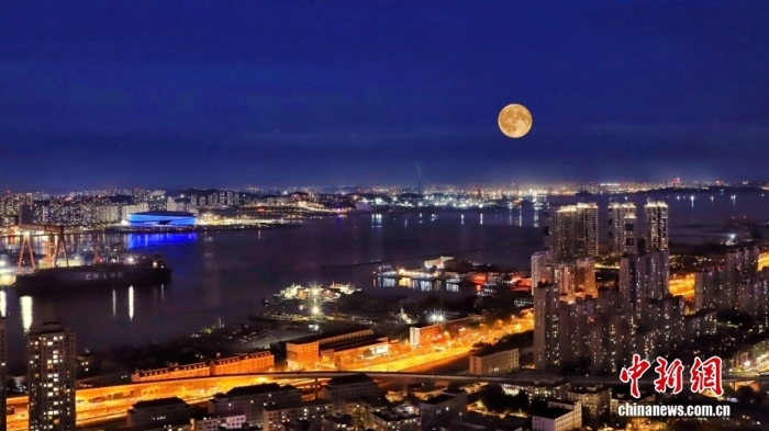 辽宁大连,中秋节一轮圆月从大连梭鱼湾东方海岸线升起。