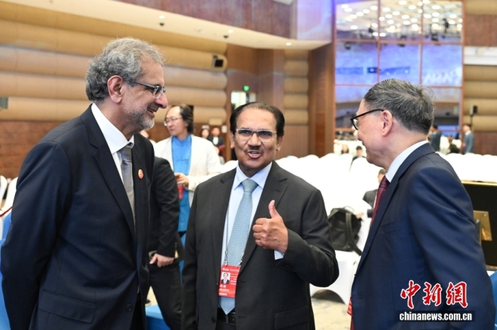 3月26日，博鳌亚洲论坛2026年年会全体大会在海南博鳌举行。图为与会嘉宾在会前交流。<a target='_blank' href='/'><p  align=