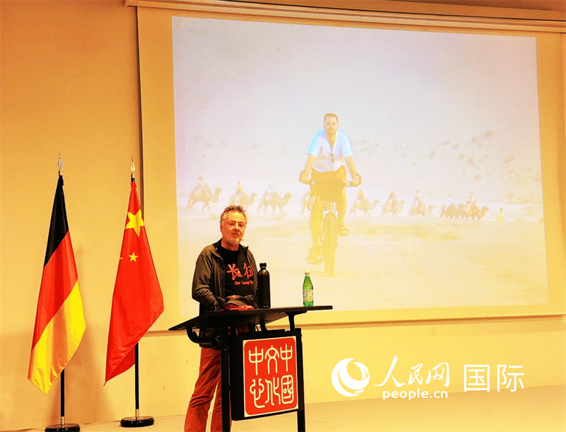 （德国作家福尔克分享其骑行中国的见闻与思考。人民网记者 刘赫摄）