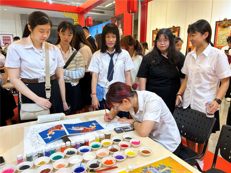 观众在体验唐卡绘画。曼谷中国文化中心供图