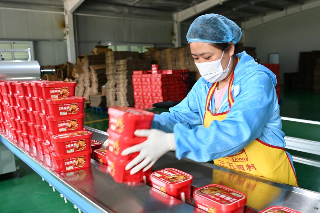 锚定现代化 改革再深化丨一碗麻辣烫里的经济活力(图2) 锚定现代化 改革再深化丨一碗麻辣烫里的经济活力(图2)