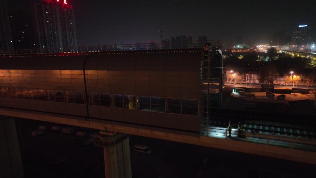 丨夜访高铁线上的“静音卫士”龙八国际娱乐网站新春走基层(图3)