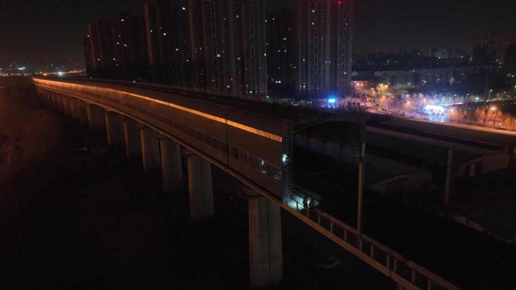 丨夜访高铁线上的“静音卫士”龙八国际娱乐网站新春走基层(图2)
