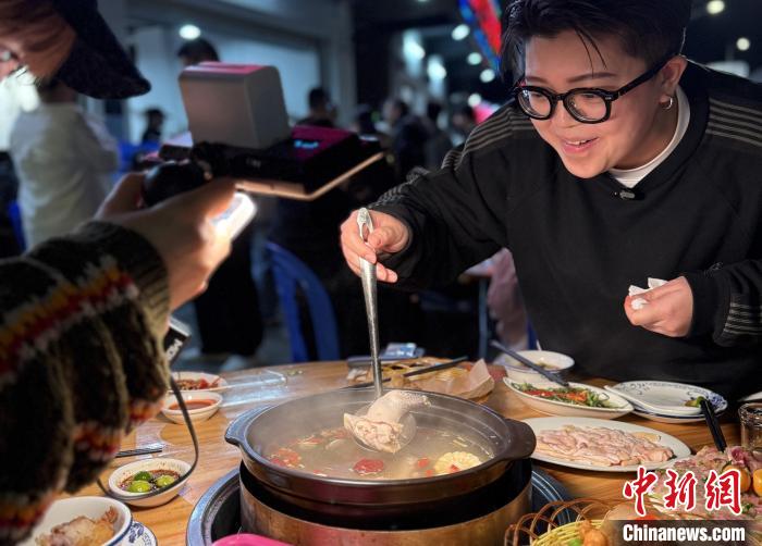 台湾短视频博主：美食架桥连两岸ng28入口(图1)